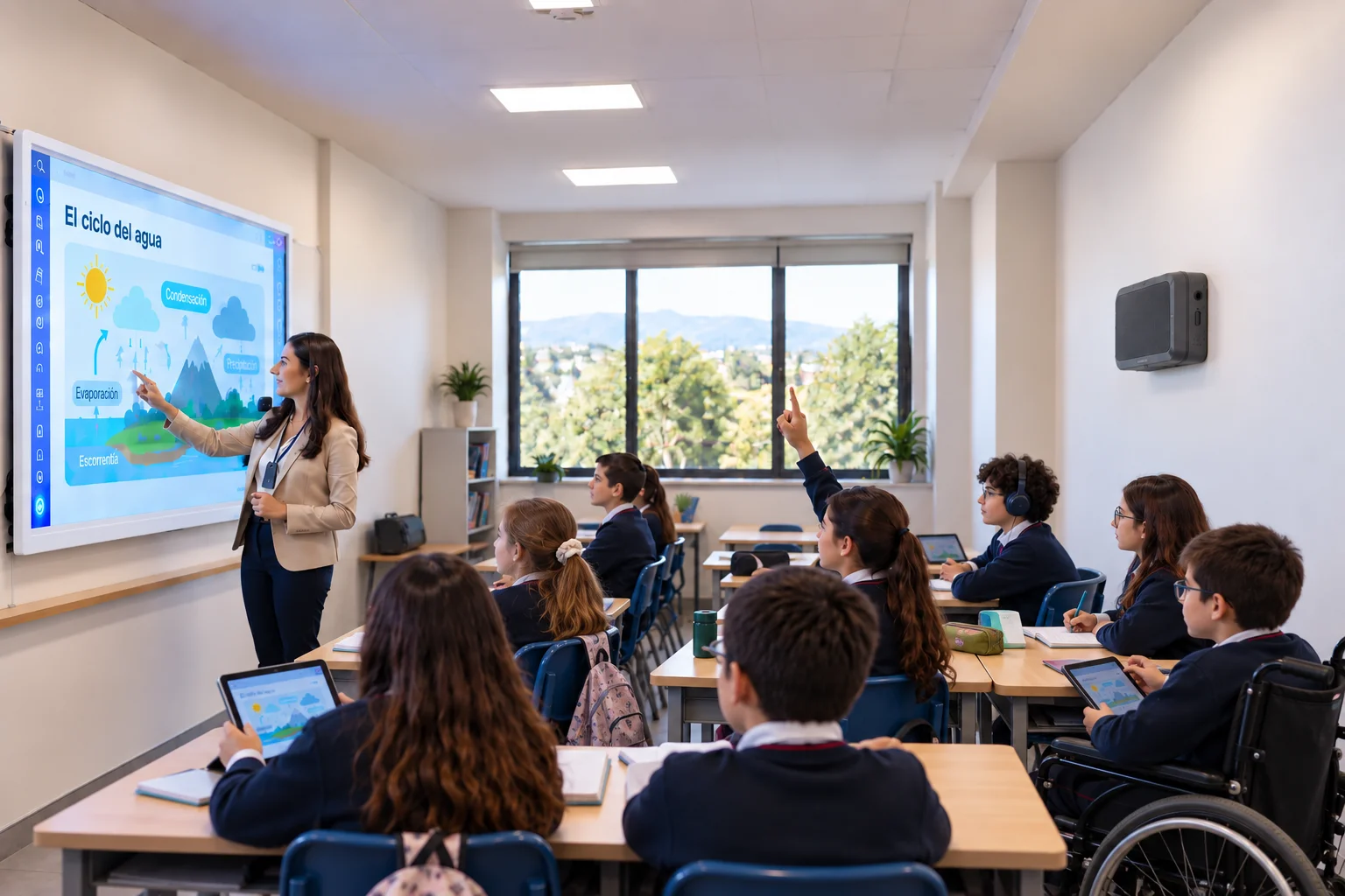 Docente usando una pantalla interactiva frente al curso.